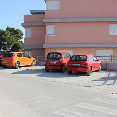 Apartman With A Parking Space - 7590