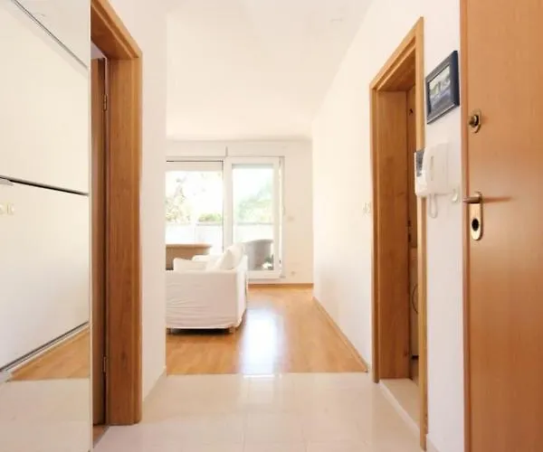 Apartman With A Parking Space - 7590